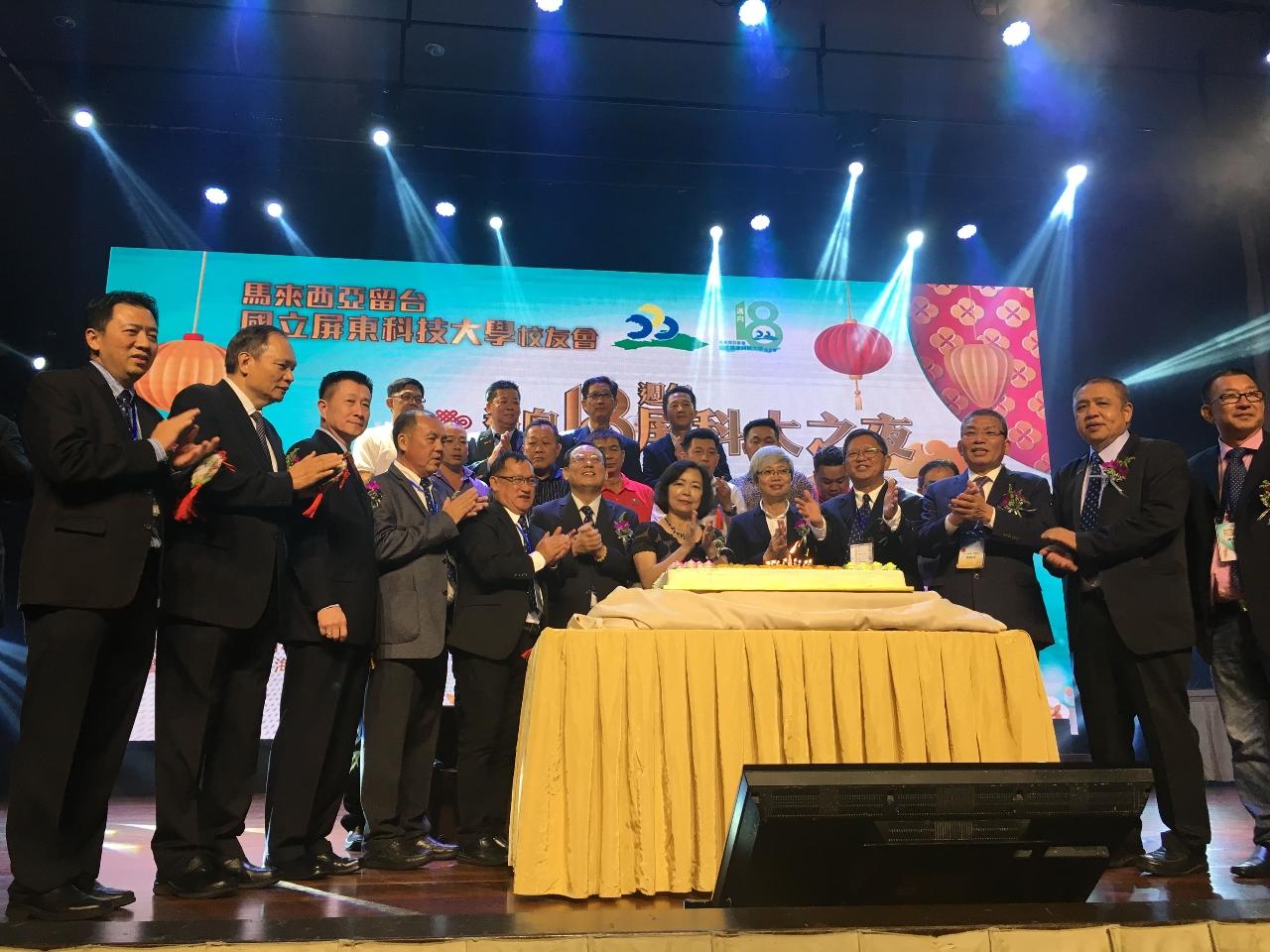 Representative Anne Hung (first row, sixth from right) cuts the cake with the distinguished guests to celebrate.