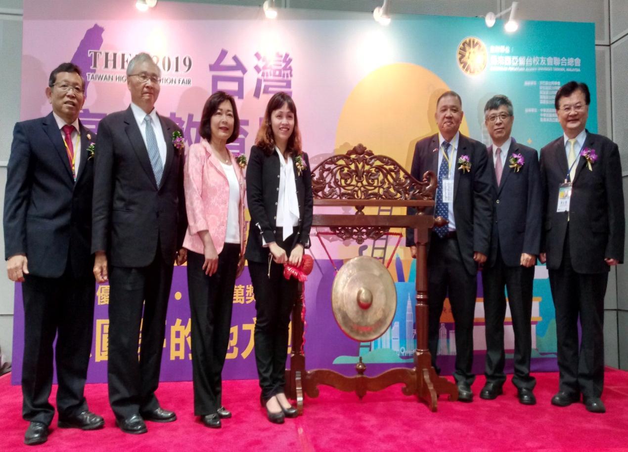 Representative Anne Hung(3rd from left) attends the Opening Ceremony of Taiwan Higher Education Fair 2019 organized by the Federation of Alumni Association of Taiwan Universities, Malaysia (FAATUM) at Kuala Lumpur City Centre (KLCC) from April 28 to 29, 2019.
