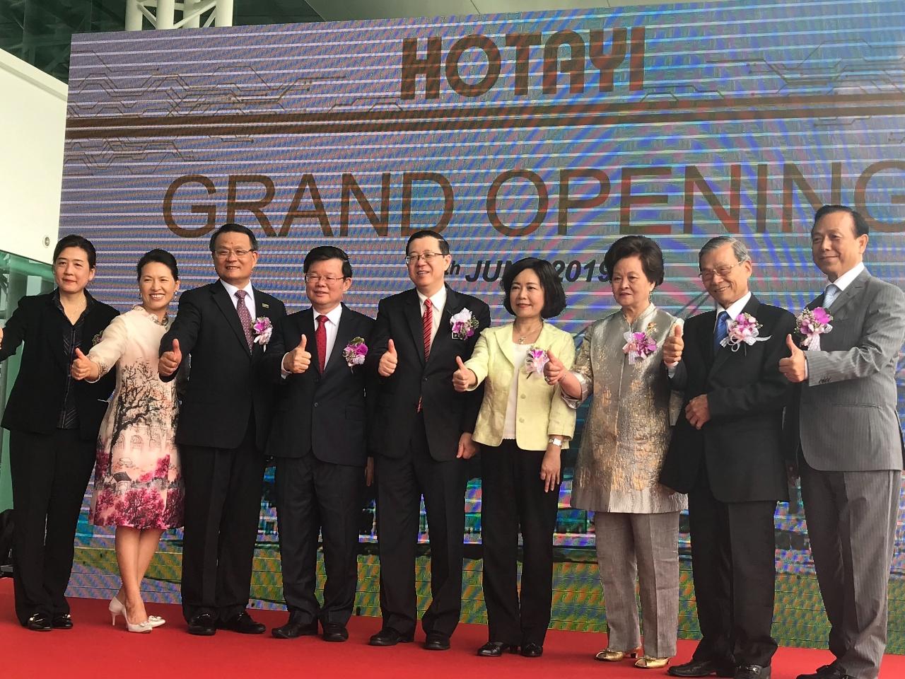 Representative Anne Hung (4th from right) attends the Hotayi Batu Kawan Grand Opening Ceremony.
