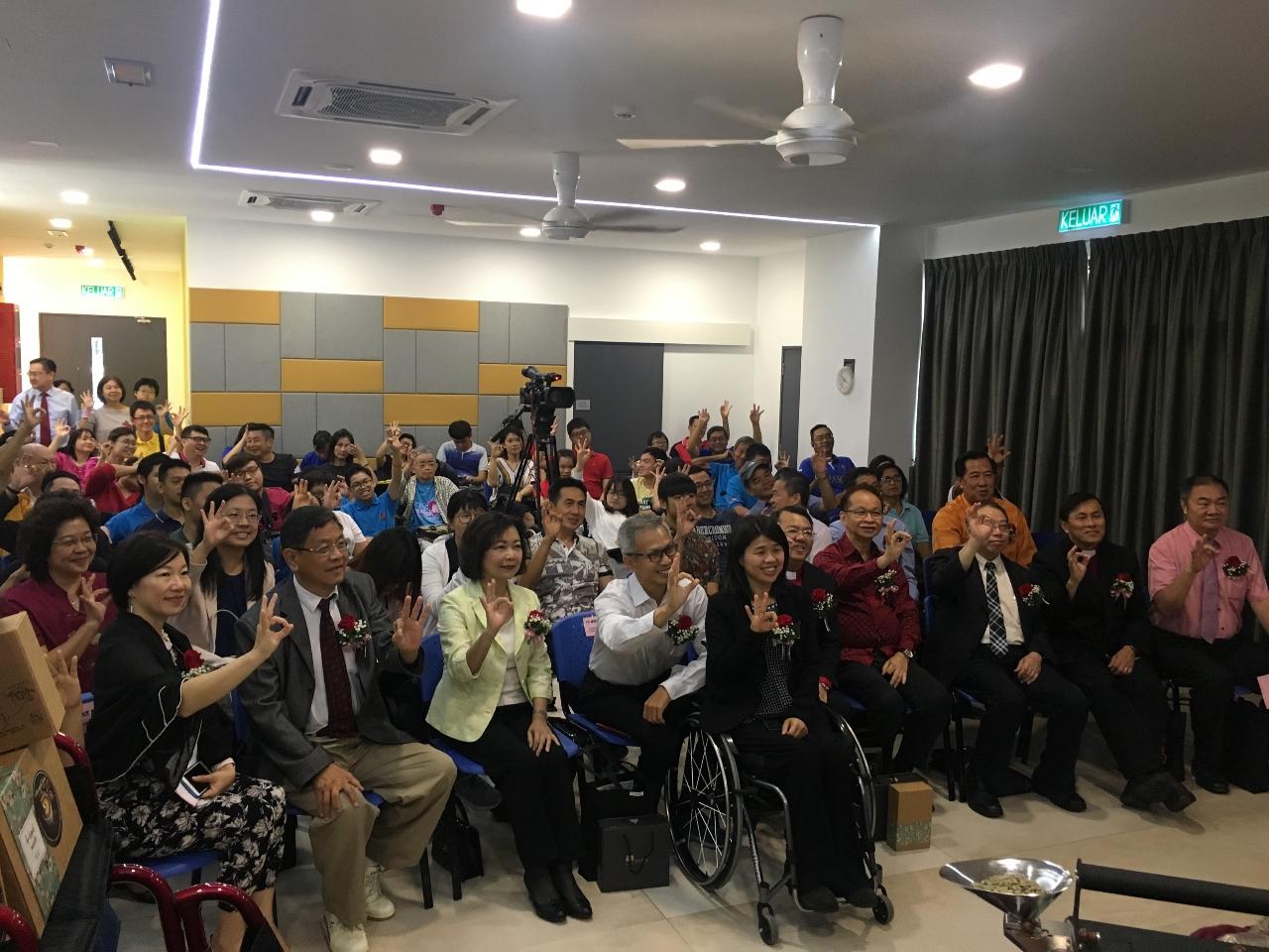 Representative Anne Hung (first row, eighth from right) takes a group photo with the participants attending opening ceremony of Coffee Workshop held by Beautiful Gate Foundation For The Disabled 
