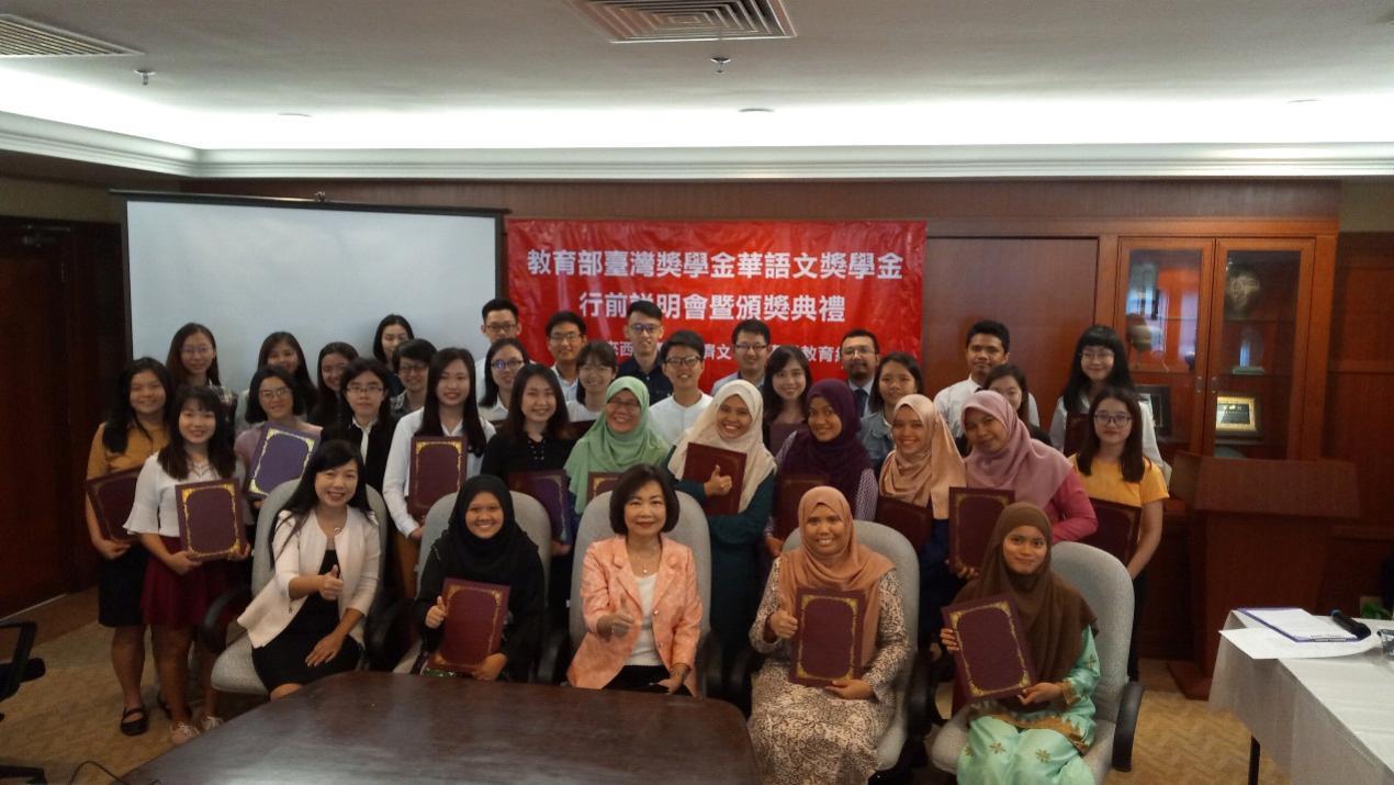 Representative Anne Hung (first row, third from right) takes a group picture with the scholarship recipients.
