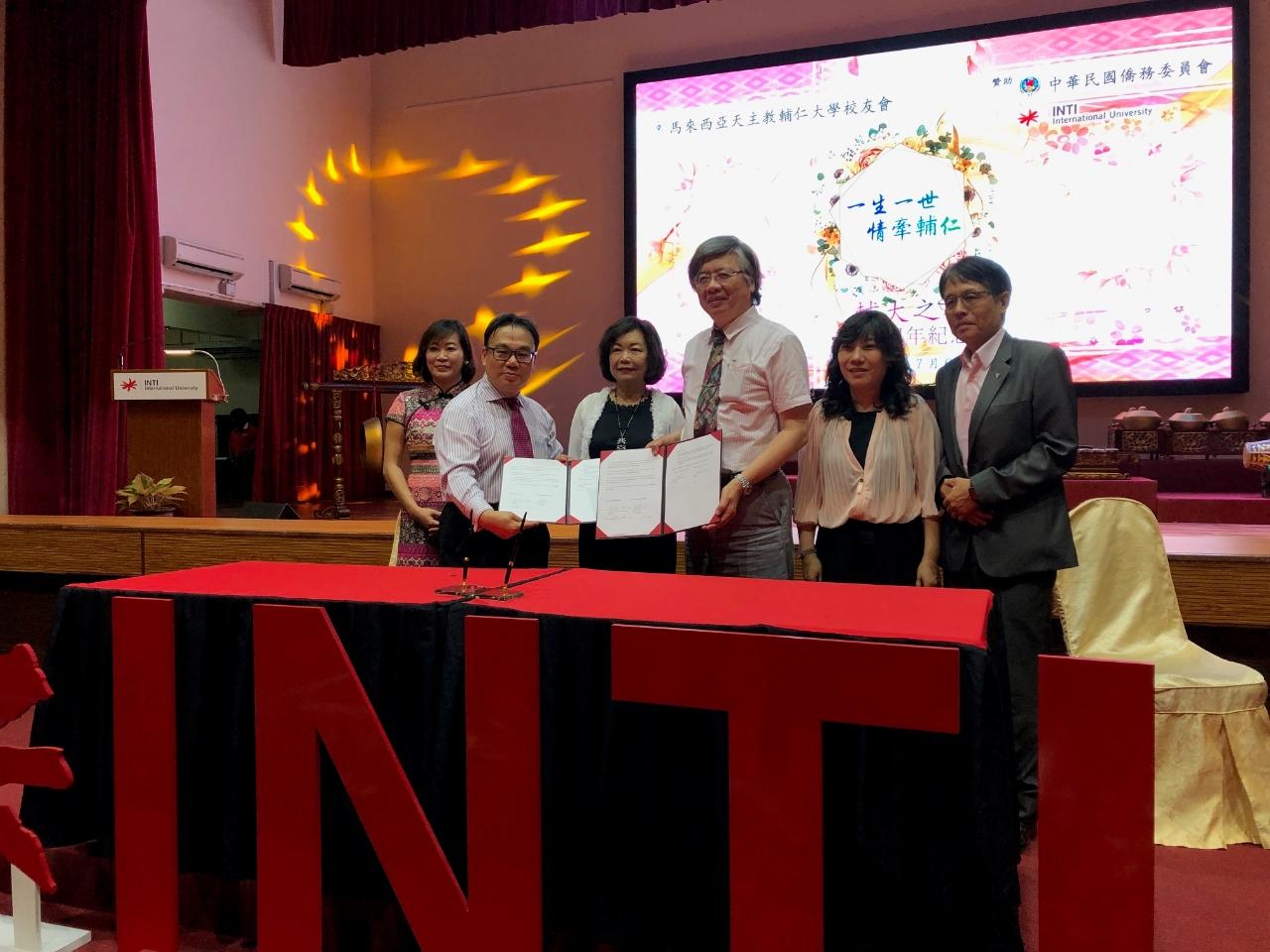 Representative Anne Hung (third from left) joins the signing ceremony of a memorandum of cooperation on the doctoral program between Fu Jen Catholic University and INTI International University.