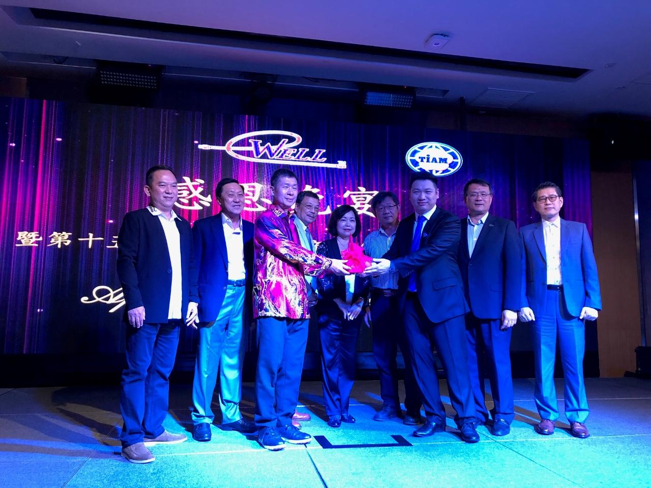 Representative Anne Hung (back row, center) witnesses the president inauguration of Taipei Investors' Association in Perak.