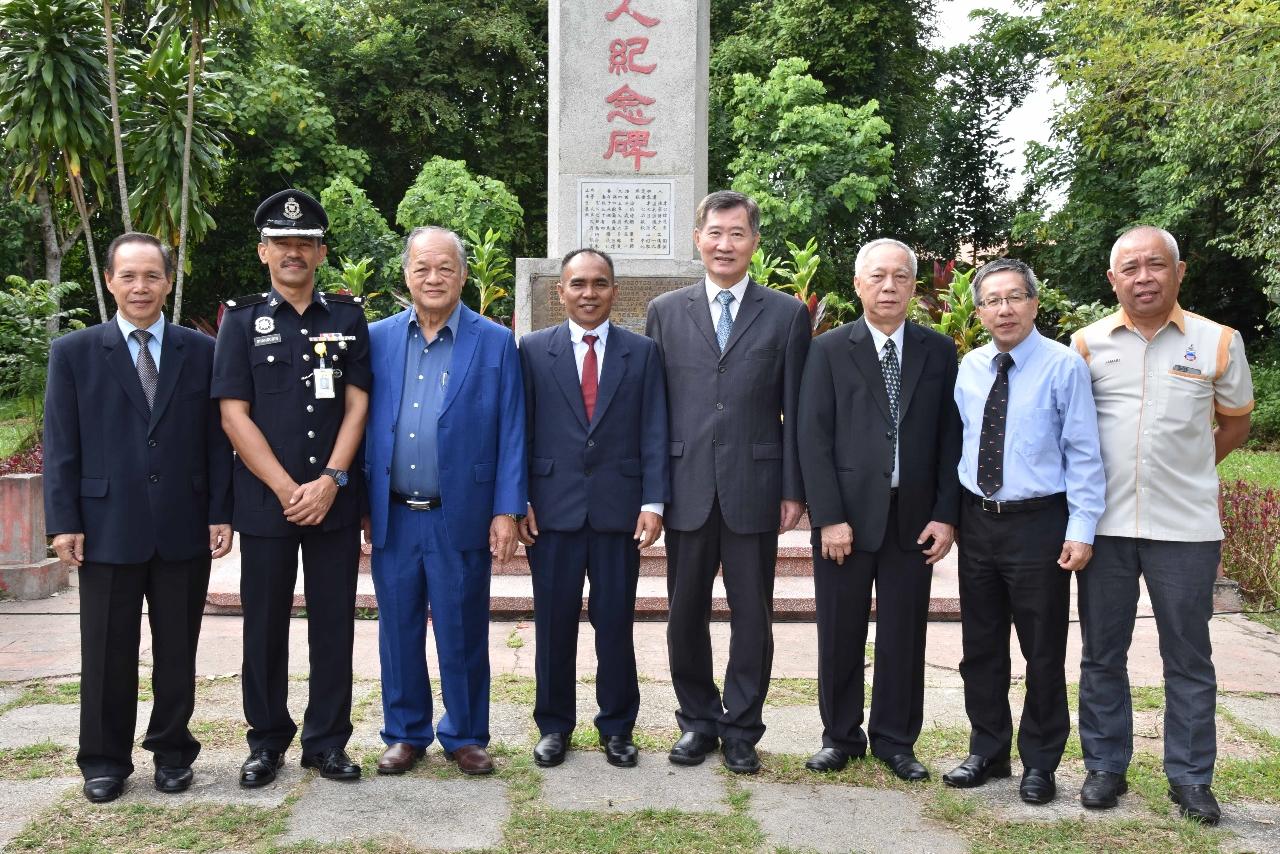 Deputy Representative Michael S.Y.Yiin (fourth from right) takes pictures with VIPs attending The anniversary of Consul Cho Huan Lai and Keningau war memorial.
