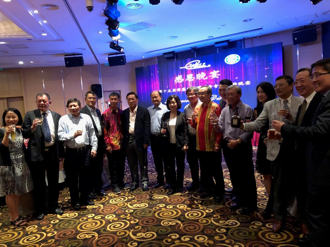 Representative Anne Hung (eighth from left) takes a group photo with the participants.