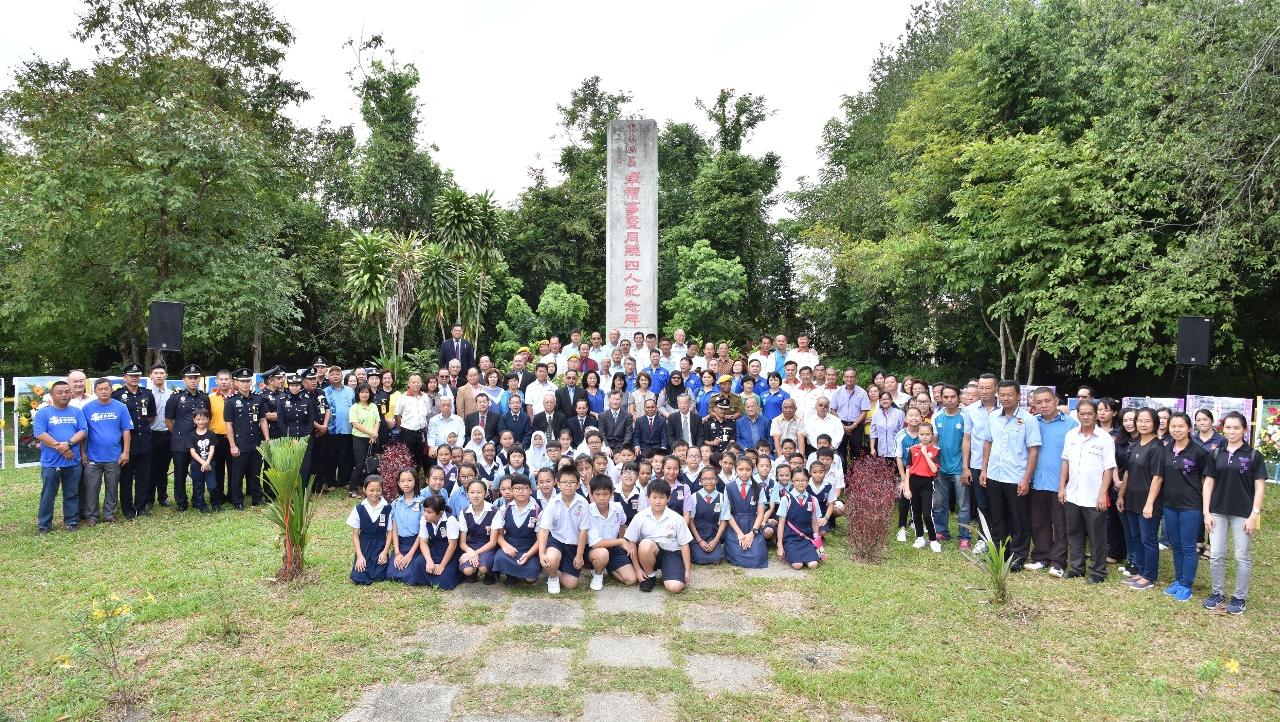 Participants take a group photo attending The anniversary of Consul Cho Huan Lai and Keningau war memorial.