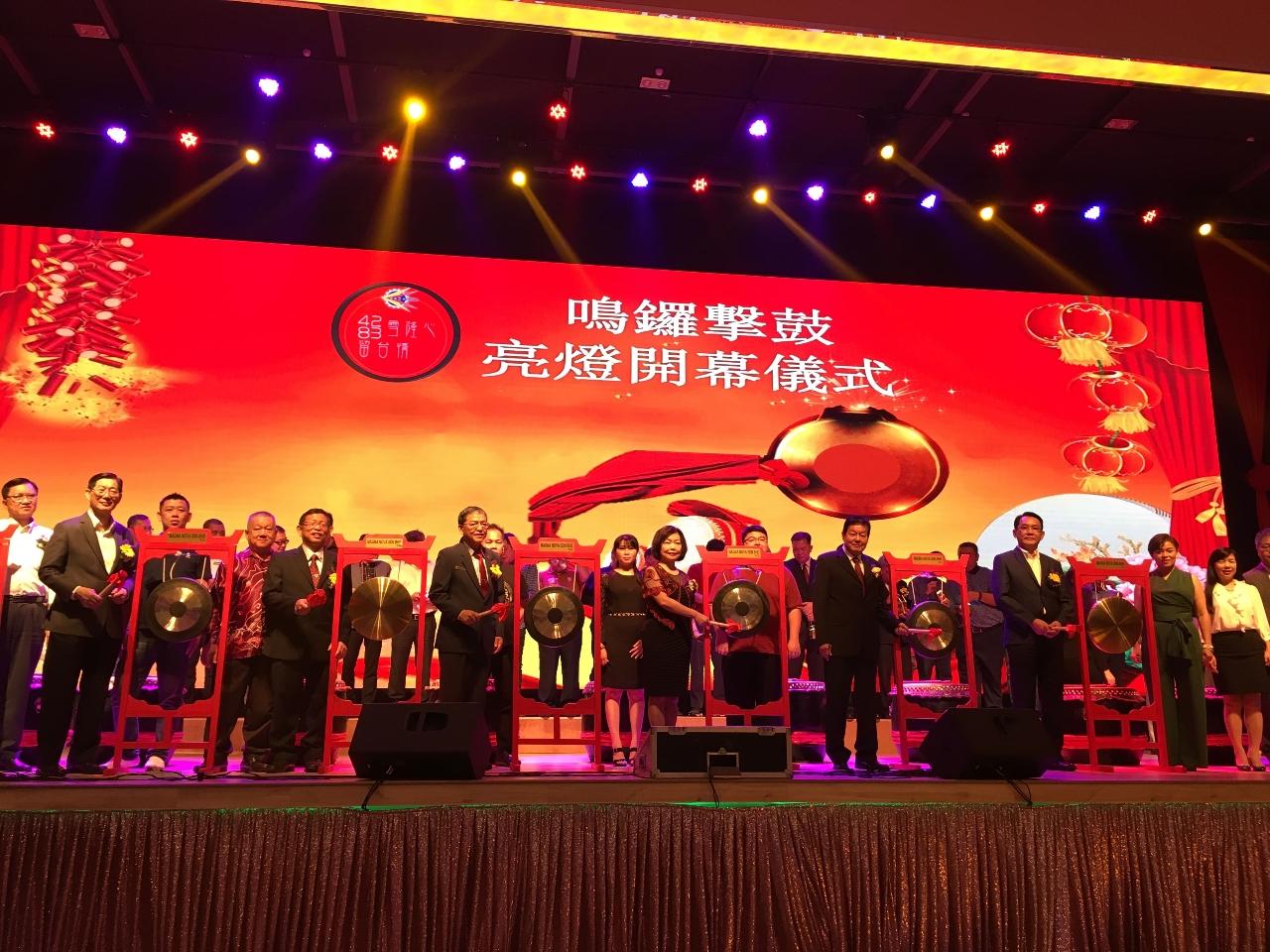 Representative Anne Hung (first row, third from right) attends the opening ceremony of the 42th anniversary dinner hosted by The Alumni Association of Taiwan, Selangor &amp; W.P..

