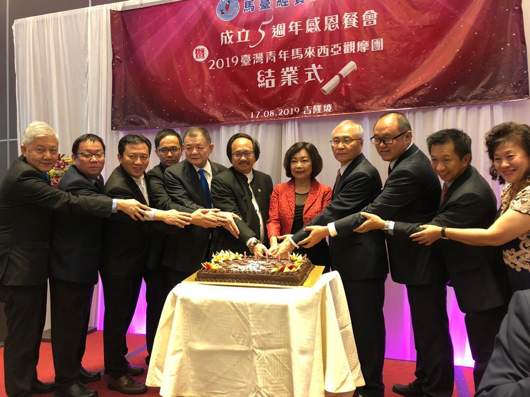 Representative Anne Hung (fifth from right) and the VIPs cut the birthday cake to celebrate the fifth anniversary of Mal Tai Holdings Sdn Bhd.