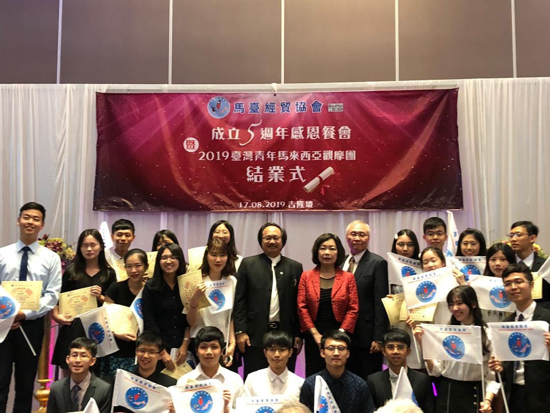 Representative Anne Hung takes a group photo with 2019 Taiwan Youth Malaysia Study Tour students.
