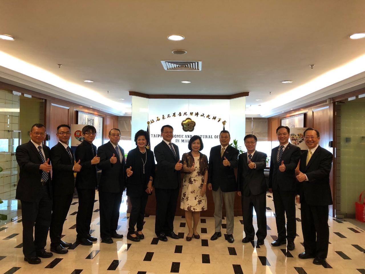 Representative Anne Hung (fifth from right) takes a group photo with the new standing committee members of  Taipei Investors´ Association in Penang.
