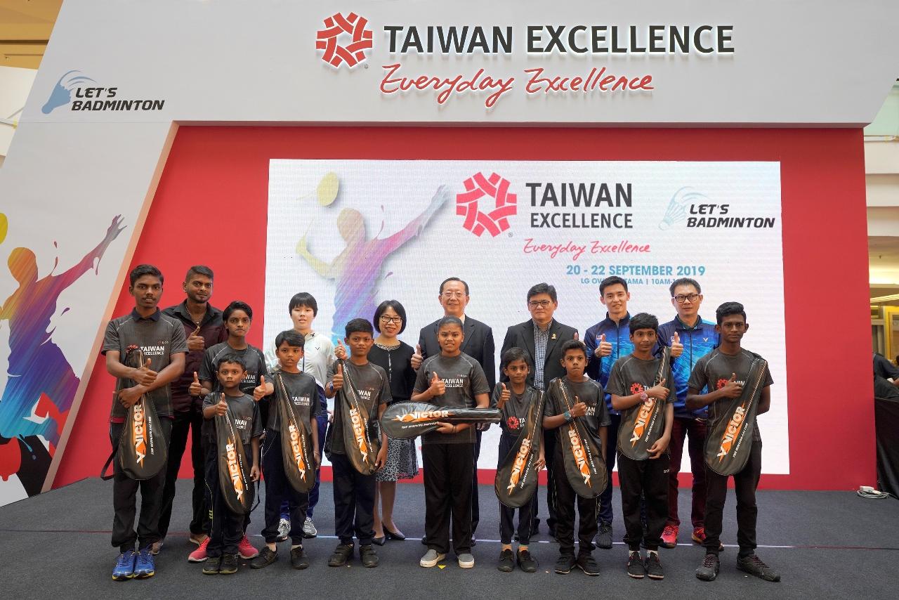 Taiwan Excellence Badminton Event invites underprivileged children to enjoy the fun. The VIPs from the third one from the left in the second row are Goh Jin Wei, Malaysian badminton national player, Hsiao Chun Yen, Director of Taiwan Trade Center Kuala Lumpur, David Hsu, Director of Economic Division of the Taipei Economic and Cultural Office, Dato Kenny Goh Chee Keong, General Secretary of the Badminton Association of Malaysia, and  Cheam June Wei, Malaysian badminton national player.
