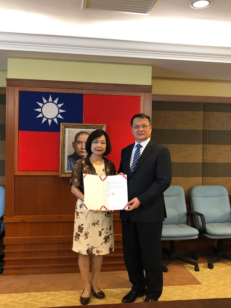 Representative Anne Hung (left) presents a congratulatory letter to Peringkat Pertama Dato' Lee Hung Lung, the Director of Taipei Investors´ Association in Penang.