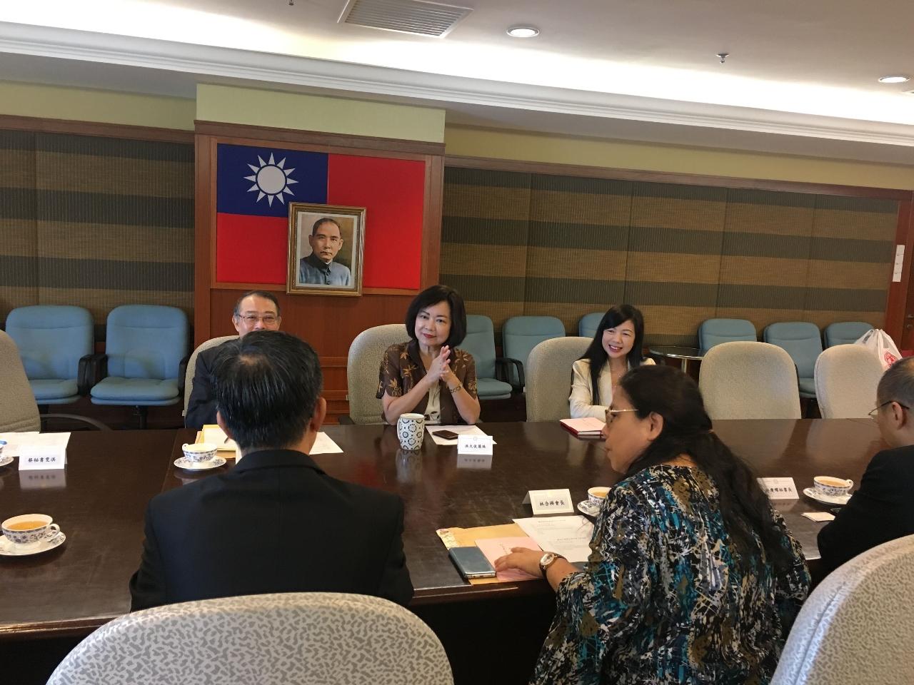 Representative Anne Hung meets Penang Alumni Association of Taiwan Universities &amp; Colleges directors and cadres.