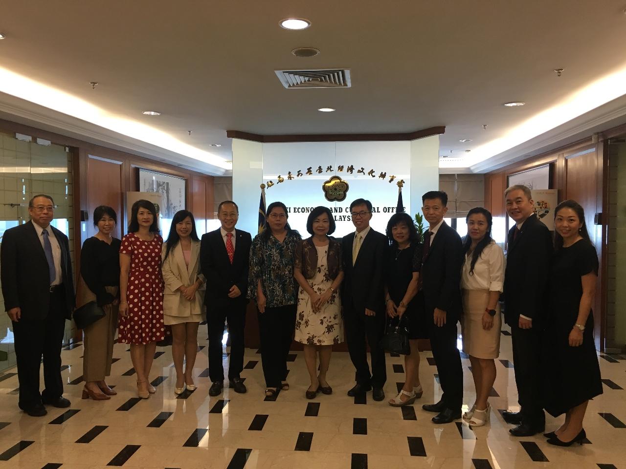 Representative Anne Hung (seventh from left) takes group photo with Penang Alumni Association of Taiwan Universities &amp; Colleges Directors Lim Goay Huah (sixth from left) and cadres.