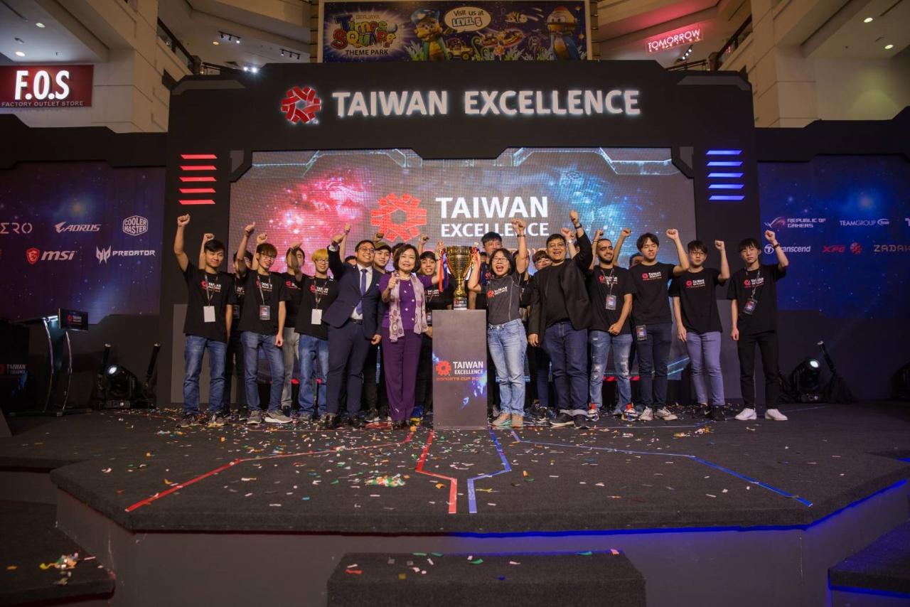 TEEC Final unveiled by Ambassador Anne Hung (left 2nd), Kuala Lumpur Taiwan Trade Center Director Tasha Hsiao (third from left), Malaysian multimedia Digital Development Agency MDEC Vice President Hasunl Hadi (fourth from left), Malaysian E-sports Association President Farouq (Left to the left), and 30 of the competition teams.
