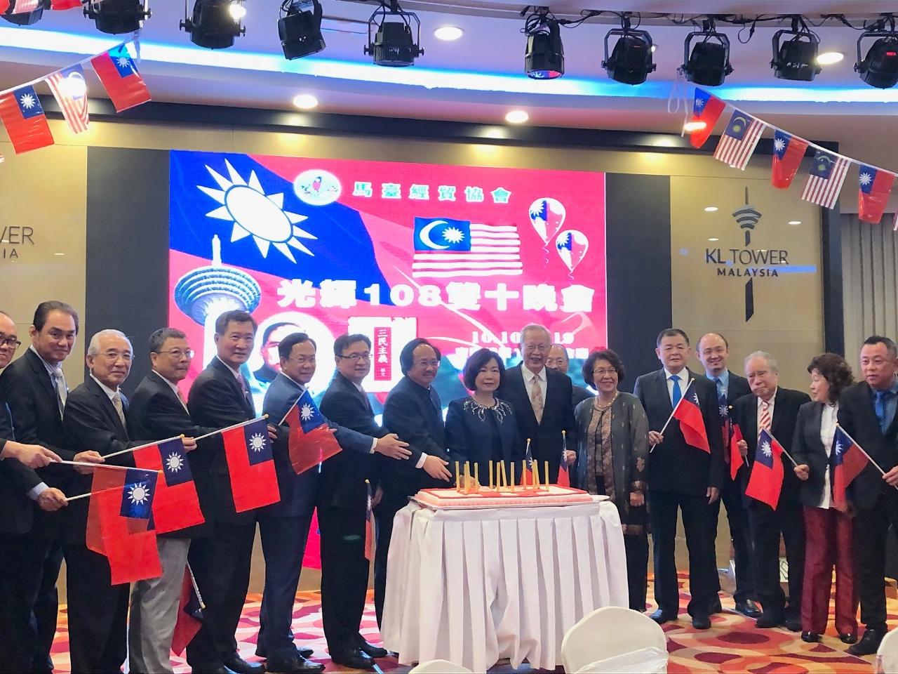 Representative Anne Hung (eighth from right) celebrates the National Day of the Republic of China by cutting the cake with the distinguished guests.
