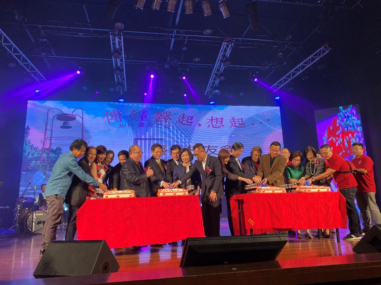 Representative Anne Hung (ninth from left) attends the cake cutting ceremony of 2019 anniversary dinner hosted by Alumni Association of National Taiwan University, Malaysia.