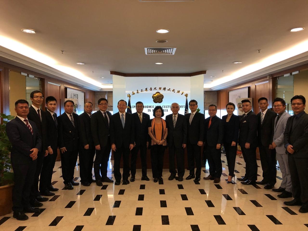 Representative Anne Hung (center) takes a group photo with the new standing committee members of Taipei Investors` Association in Malaysia and Taipei Investors’Association in Malaysia Kuala Lumpur Standing Committee.
