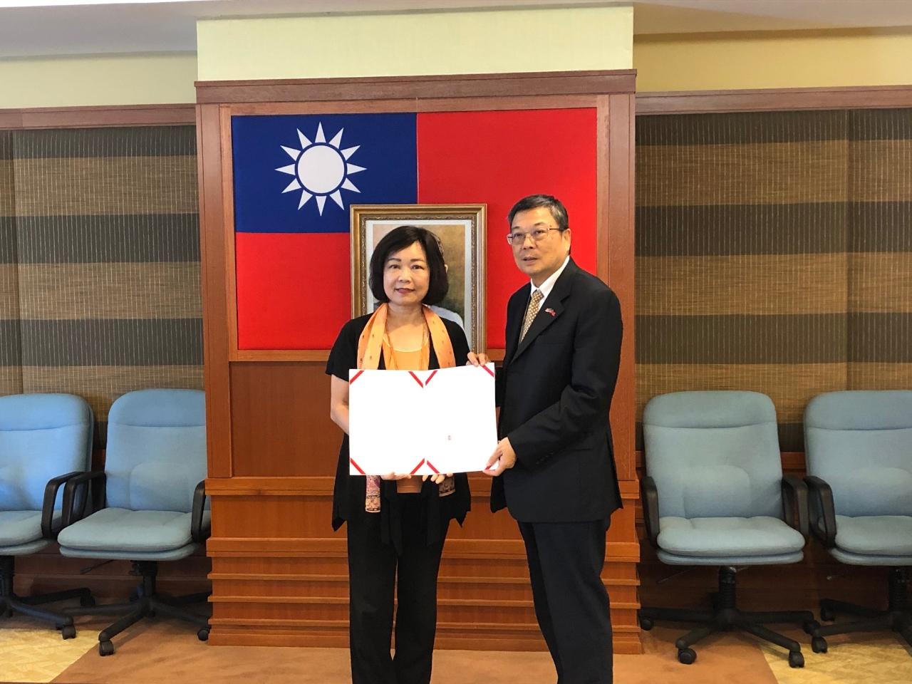 Representative Anne Hung (left) presents a congratulatory letter to Mr. Lin Young Chang, the President of Taipei Investors´ Association in Malaysia.