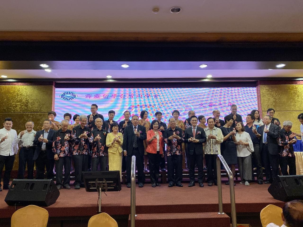 Representative Anne Hung (ninth from left) takes a group photo with VIPs attending 53th Mandarin Night dinner held by Taiwan Graduates Association of Perak.