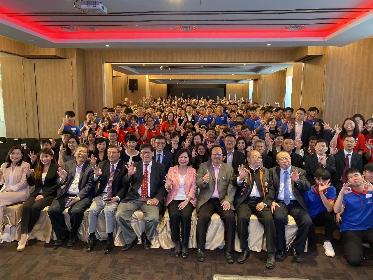Participants of the "Flag Persentation Ceremony of the Malaysia Youth Taiwan Study Tour 2019"  take group photo.