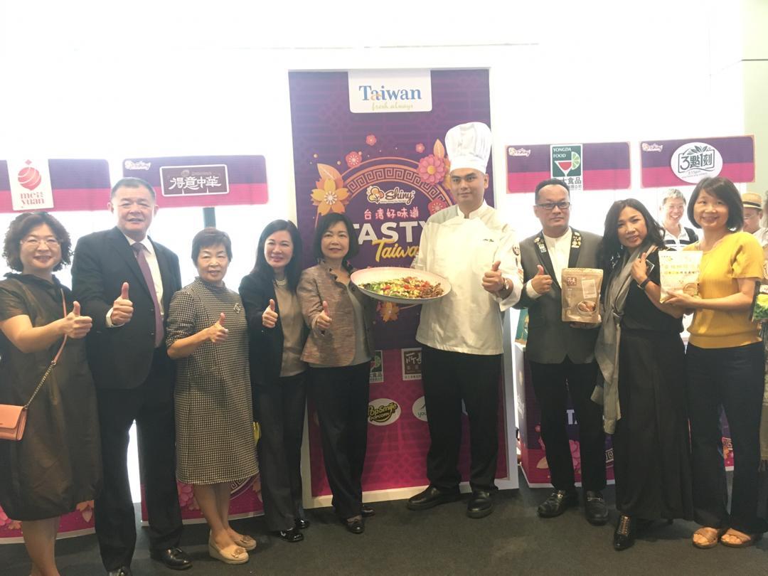 Representative Anne Hung (center), Malaysia well-known chef Mr. Collin Edward Lim (fourth from left) and the attendants take group photo together.