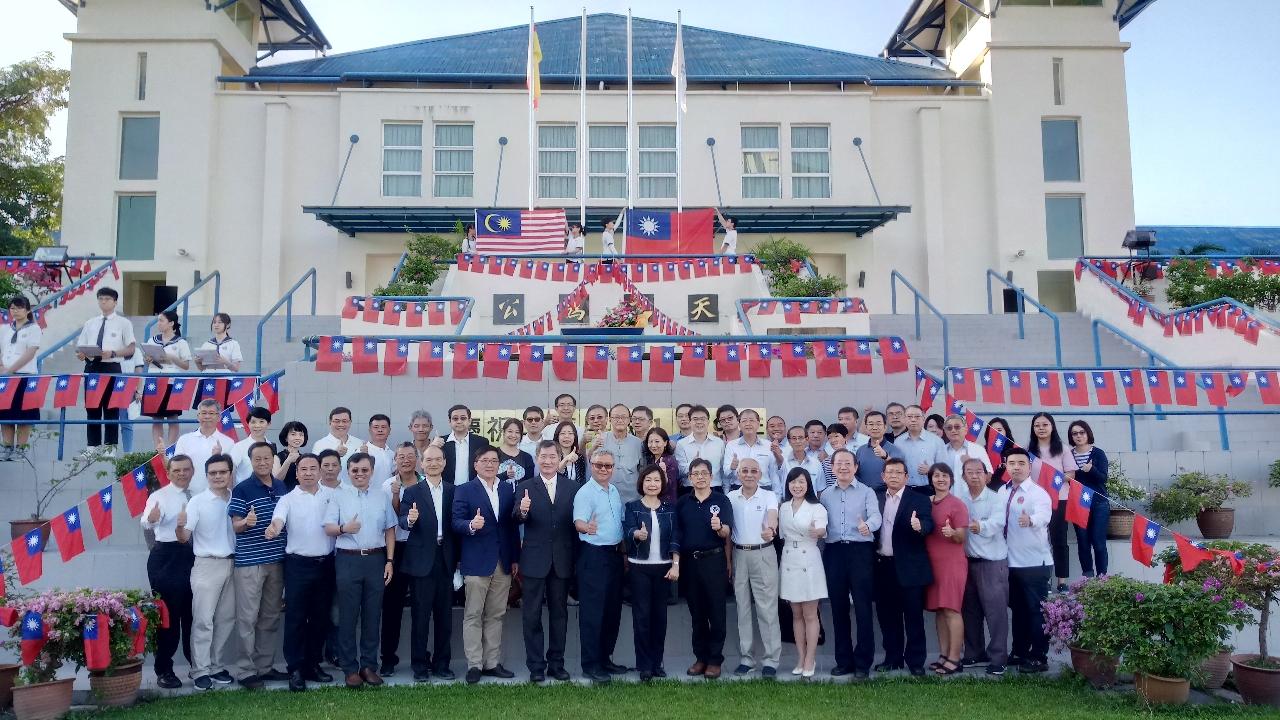 Representative Anne Hung takes a group photo with the participants.
