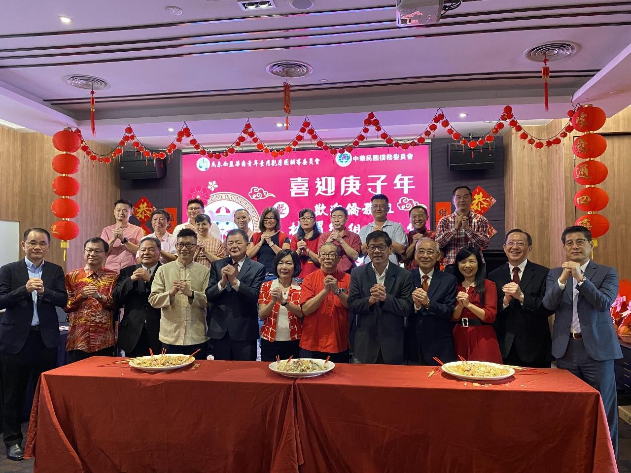 Representative Anne Hung (sixth from left) attends Malaysia Youth Study Tour to Taiwan (Guan Moo Tuan)  Luncheon for celebrating the Chinese New Year.
