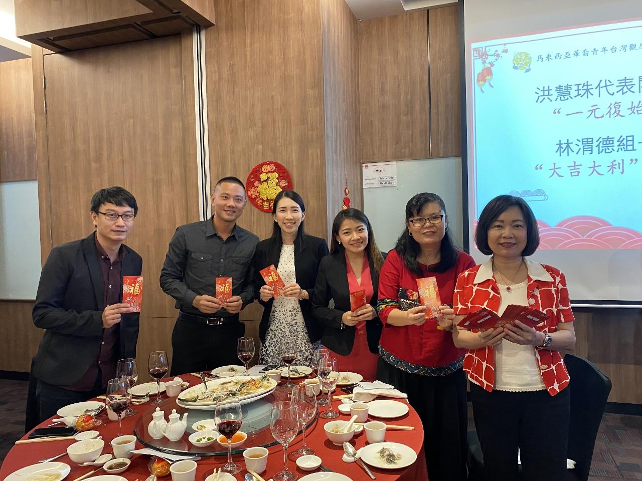 Representative Anne Hung (first from right) send Chinese New Year red envelope to attendees.
