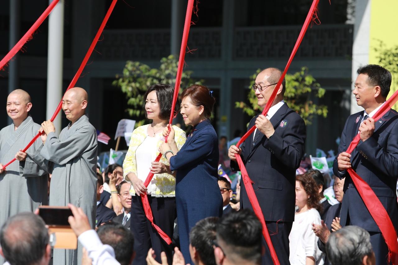 Representative Anne Hung and the guests in the ceremony.
