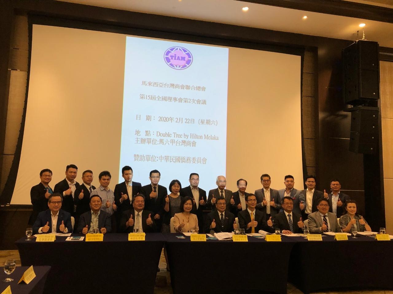 Representative Anne Hung (first row, fourth from left) takes a group photo with members of the national committee of Taipei Investors´ Association in Malaysia.