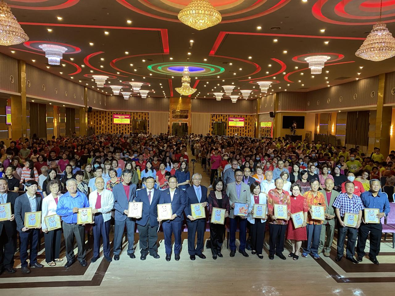 Representative Anne Hung (first row, ninth from right) and OCAC Chief Secretary Chang Liang-Ming (first row, tenth from right) attend 2020 Lunar New Year Goodwill Mission Asia Tour Kuala Lumpur Show taking a group photo with participants.