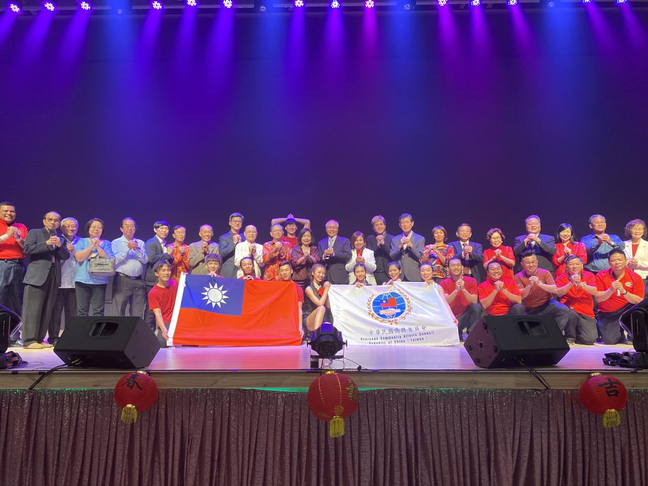 Representative Anne Hung (second row, twelfth from right) and  OCAC Chief Secretary Chang Liang-Ming (second row, eleventh from right) attend 2020 Lunar New Year Goodwill Mission Asia Tour Kuala Lumpur Show take a curtain call and group photo with VIPs.
