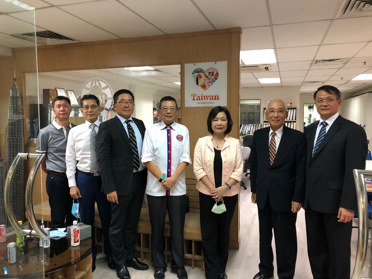 Representative Anne Hung (third from right) takes a group photo with members of the national committee of Taipei Investors´ Association in Malaysia.
