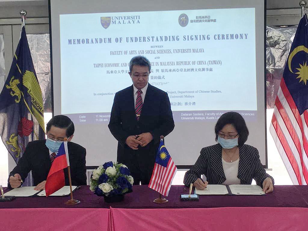 Representative Anne Hung signs the “Taiwan Studies Project”MoU with Datuk Professor Wong Tze Ken, Dean of Faculty of Arts and Social Sciences, Universiti Malaya. Vice Chancellor Yang Berbahagia Dato’Professor Ir. Dr. Mohd Hamdi witnesses the signing。