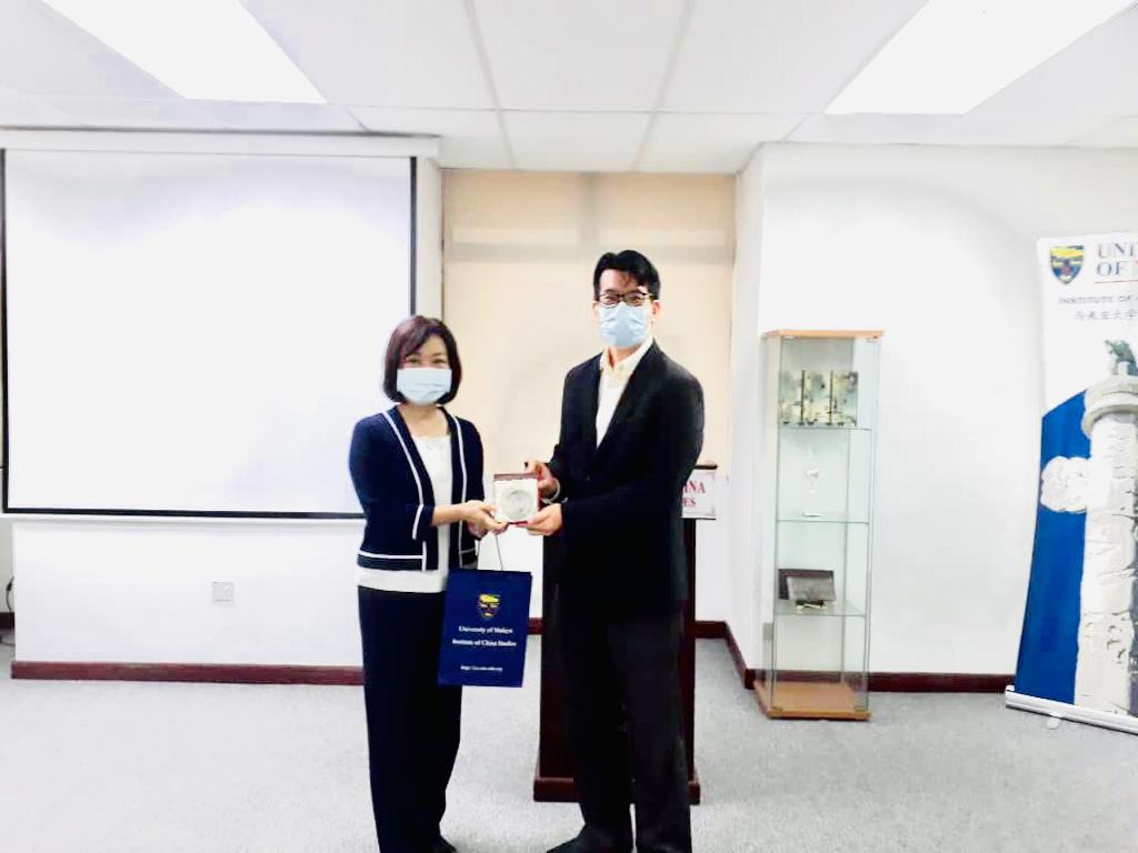 ICS Director Dr. Ngeow Chow Bing (right) presented a token of appreciation to Representative Anne Hung (left)