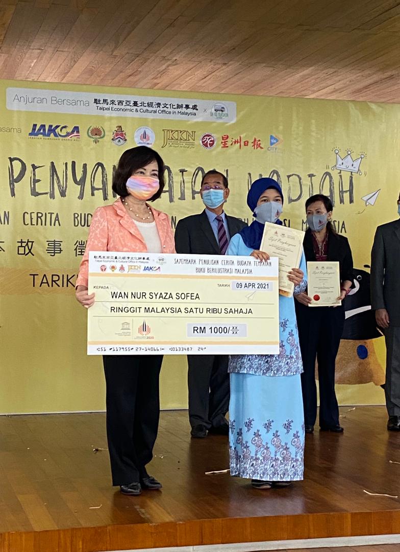 Representative Anne Hung and Malaysian Folklore Illustrated Books Writing Contest awardee Wan Nur Syaza Sofea