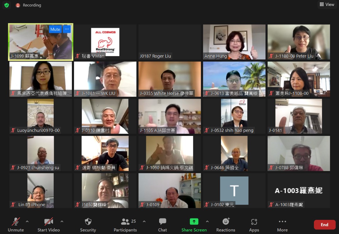 Representative Anne Hung (the top, second from right) takes a group photo online with members of Taipei Investors’Association in Malaysia Johor Standing Committee