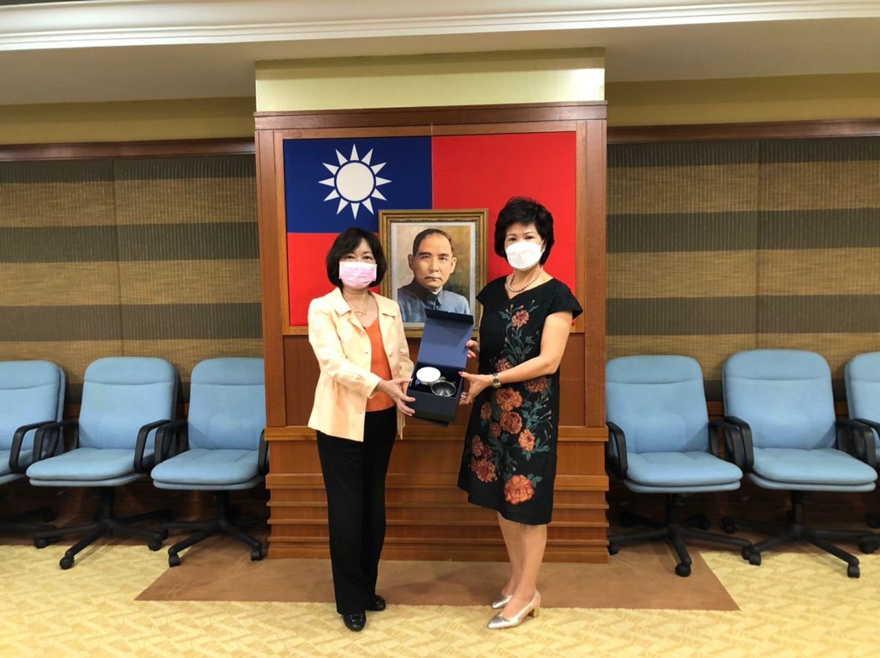 Representative Anne Hung presents a gift to Dato Cheng Mei Man.

