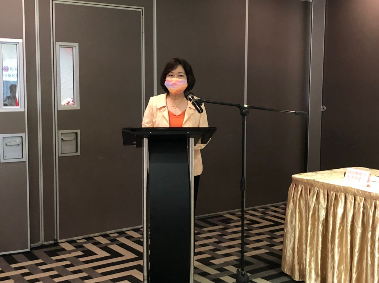Representative Anne Hung delivers a speech at the 1st meeting of the 16th board of national committees of Taipei Investors´ Association in Malaysia.