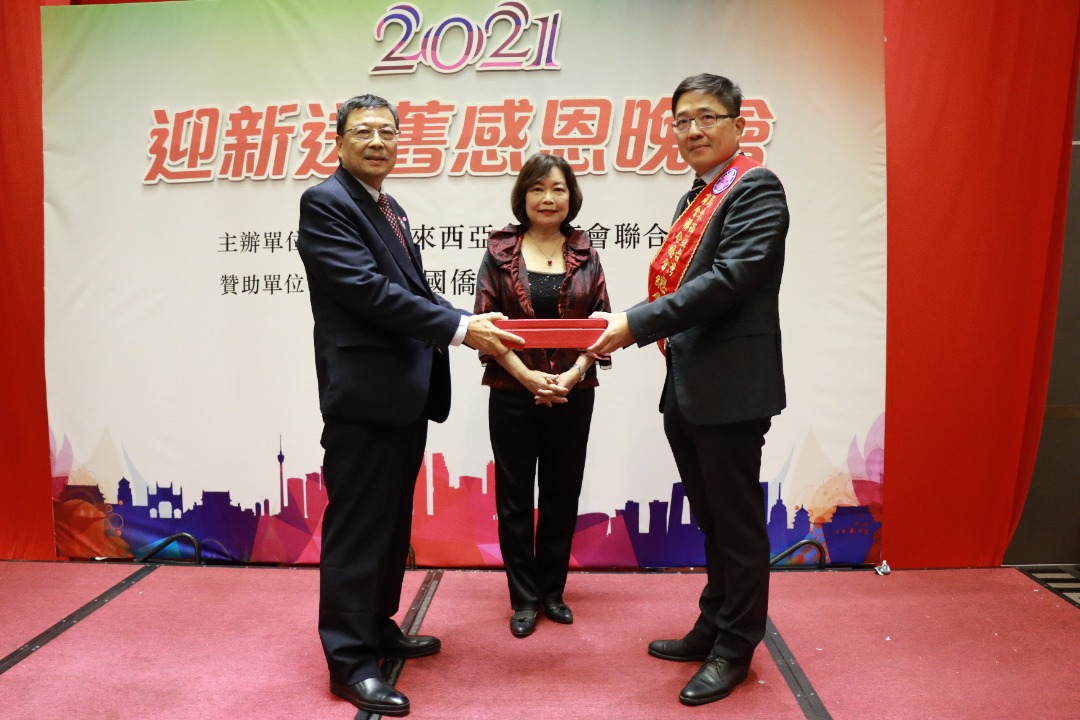 Representative Anne Hung (center) witnesses the president inauguration of Taipei Investors' Association in Malaysia.