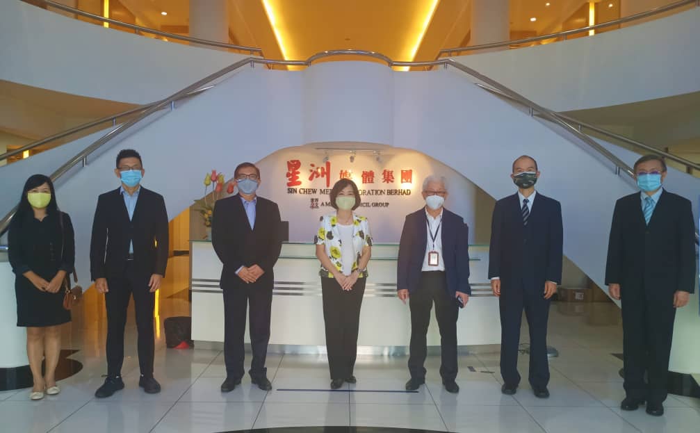 Representative Anne Hung (middle) visits Sin Chew Daily. From left to right are Director Charlin Chang, General Manager Tan Kim Chuan, CEO Koo Cheng, Editor-in-Chief Kuik Cheng Kang, Senior Advisor Jack Su, and Director Chen Chi-Chia.  