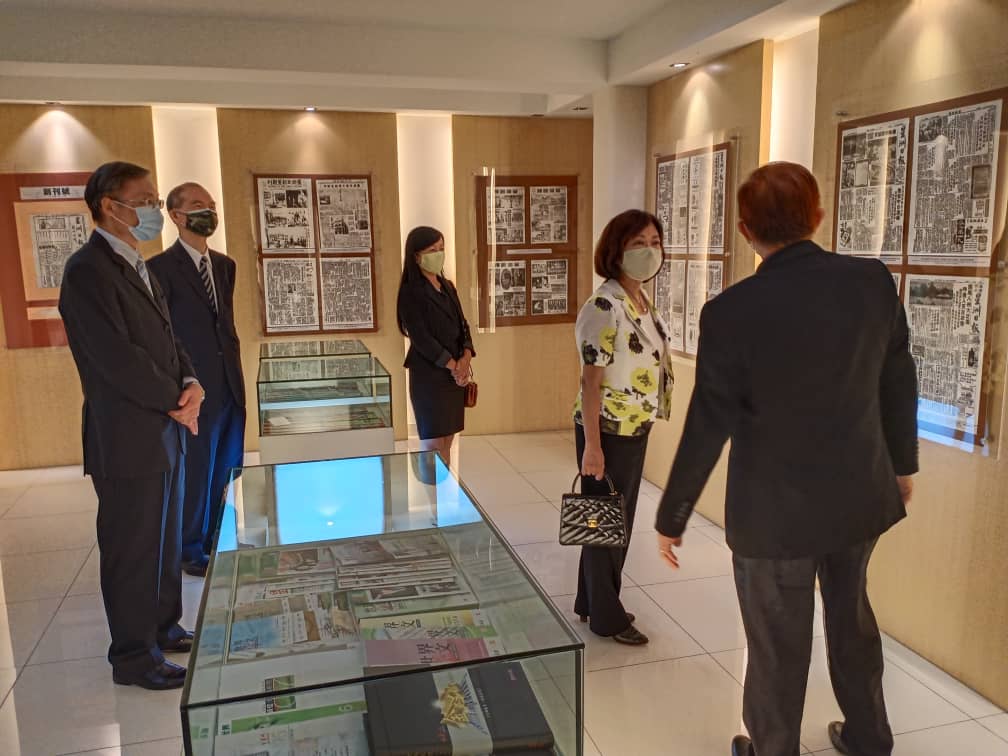 CEO Mr. Koo Cheng guides the tour of Sin Chew Daily Historical Exhibition Hall