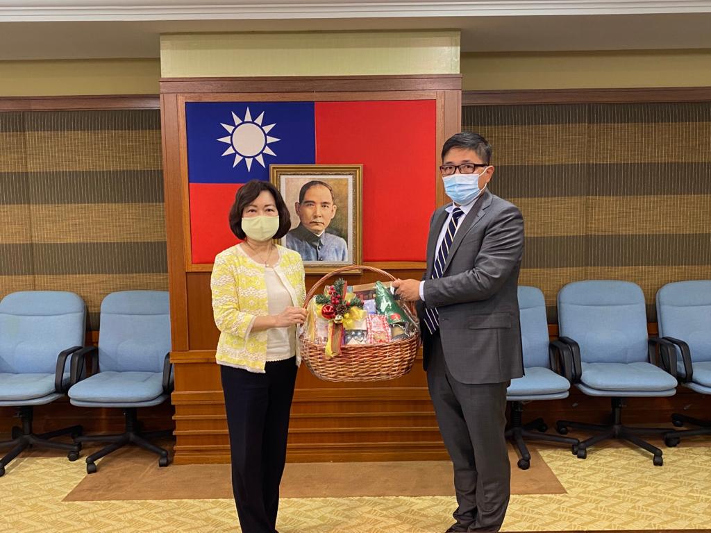 Representative Anne Hung presents President Lin Kai Min with a Christmas gift.