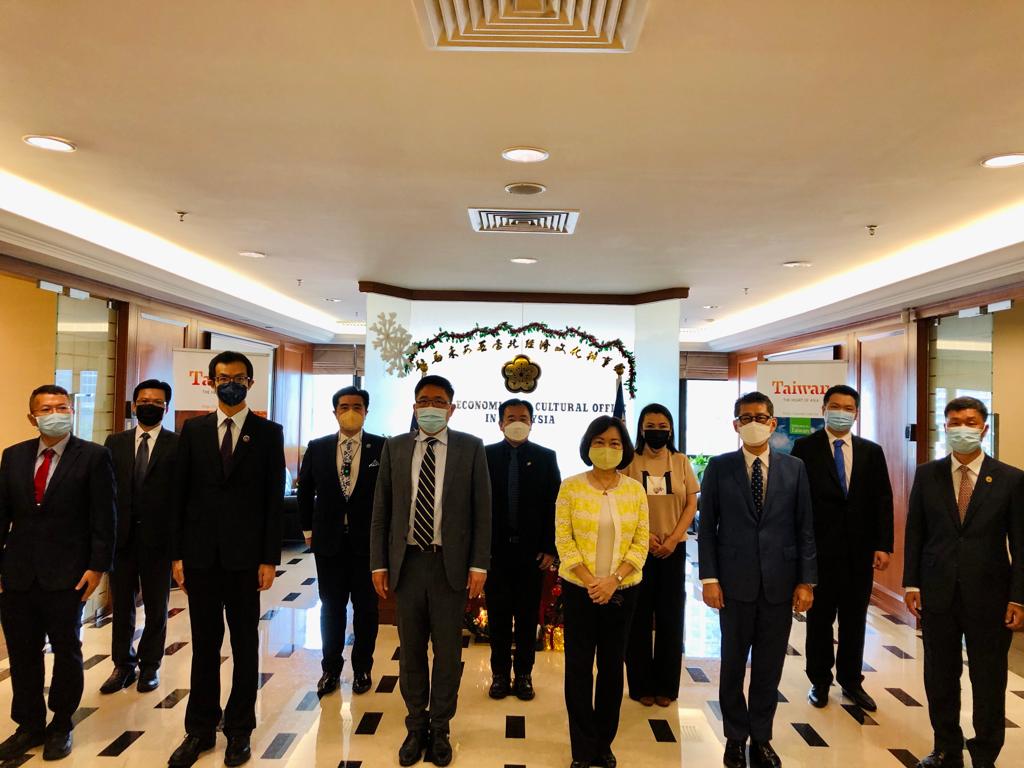 Representative Anne Hung takes a group photo with members of national committees of Taipei Investors´ Association in Malaysia.

