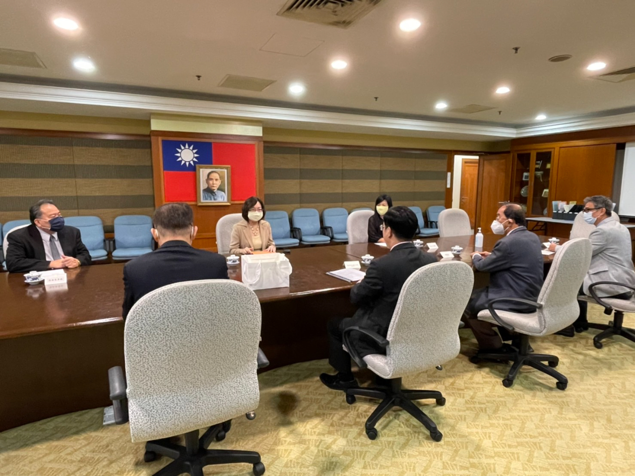 Representative Anne Hung meets the president and committee members of the Federation of Alumni Associations of Taiwan Universities, Malaysia