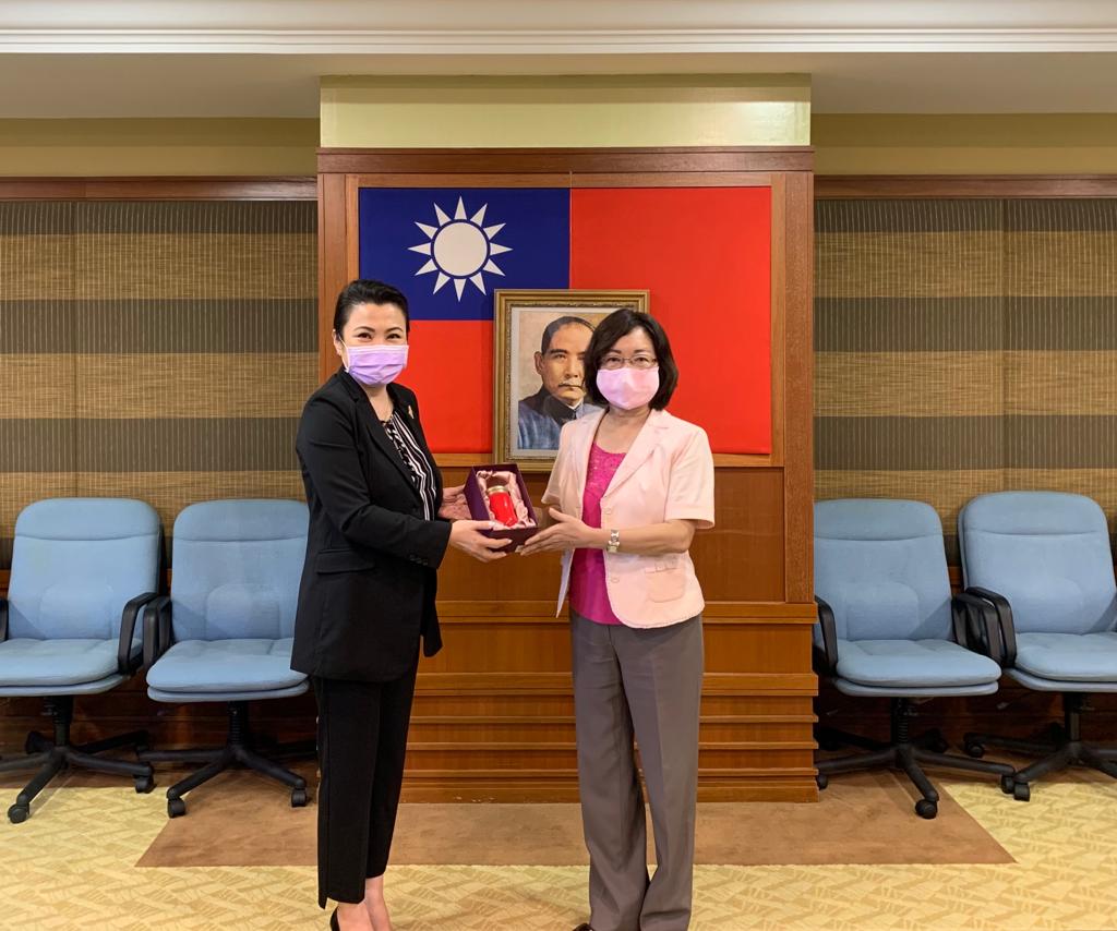 President Tsai Hsin Tien presents a gift to Representative Anne Hung.