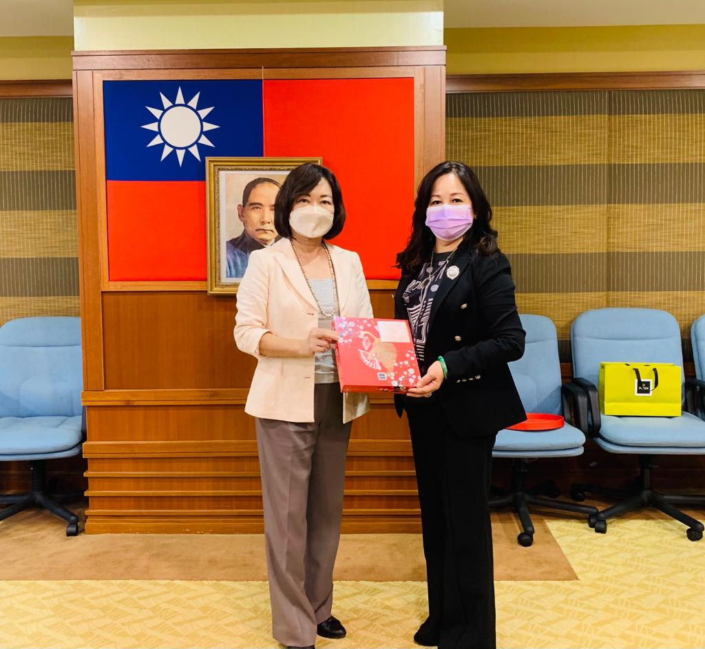 Representative Anne Hung presents a gift to President Dato' Angela Ngoo.