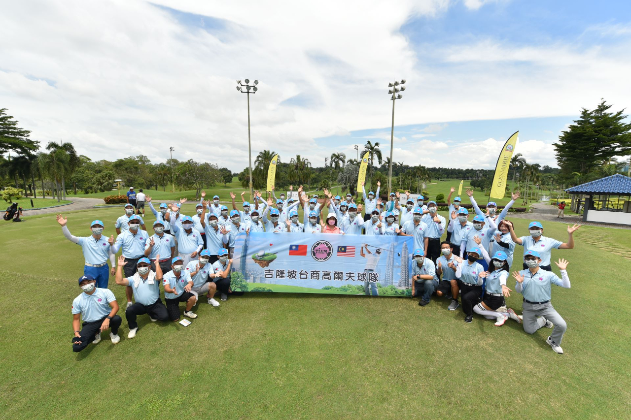 The group photo of golf competition participants.