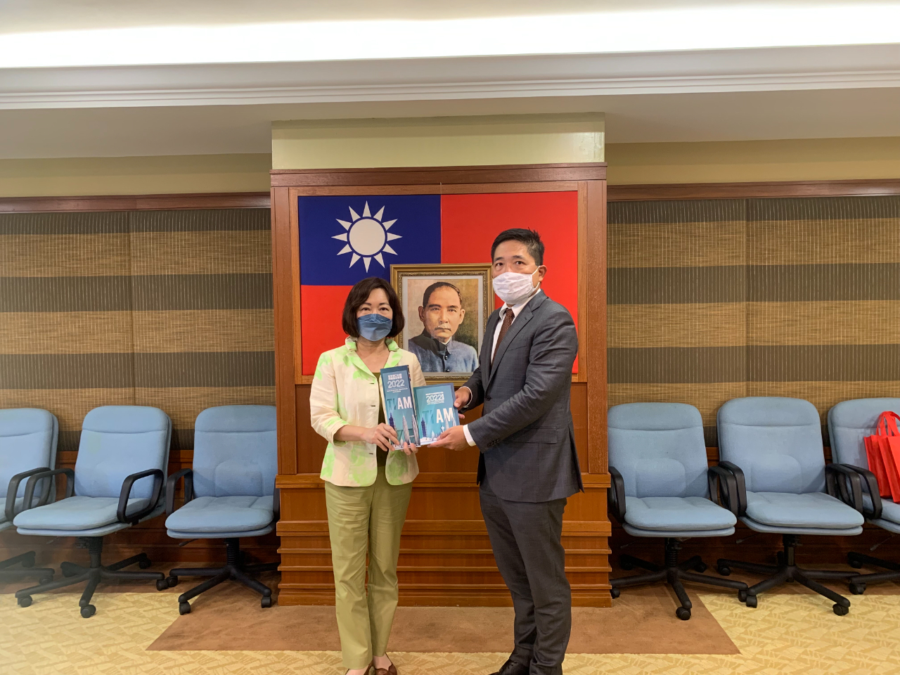 Lin Kai Min, national president of Taipei Investors’ Association in Malaysia, presents the "2022 Taipei Investors’ Association in Malaysia Business Directory" to Representative Anne Hung.